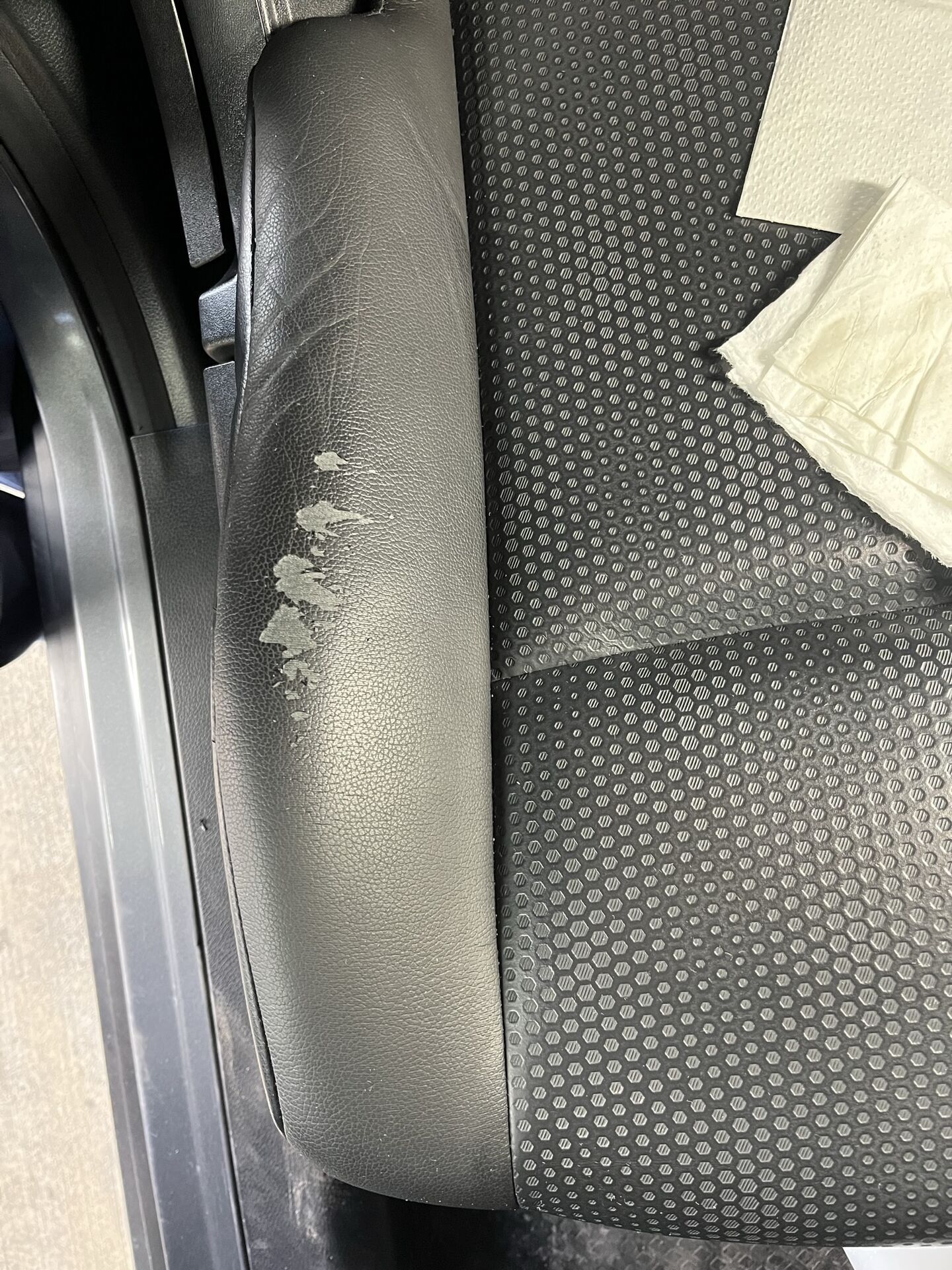 車のシート劣化破れリペアなら北広島市のトータルリペアくさかにお任せください！札幌市、北広島市で承っております。