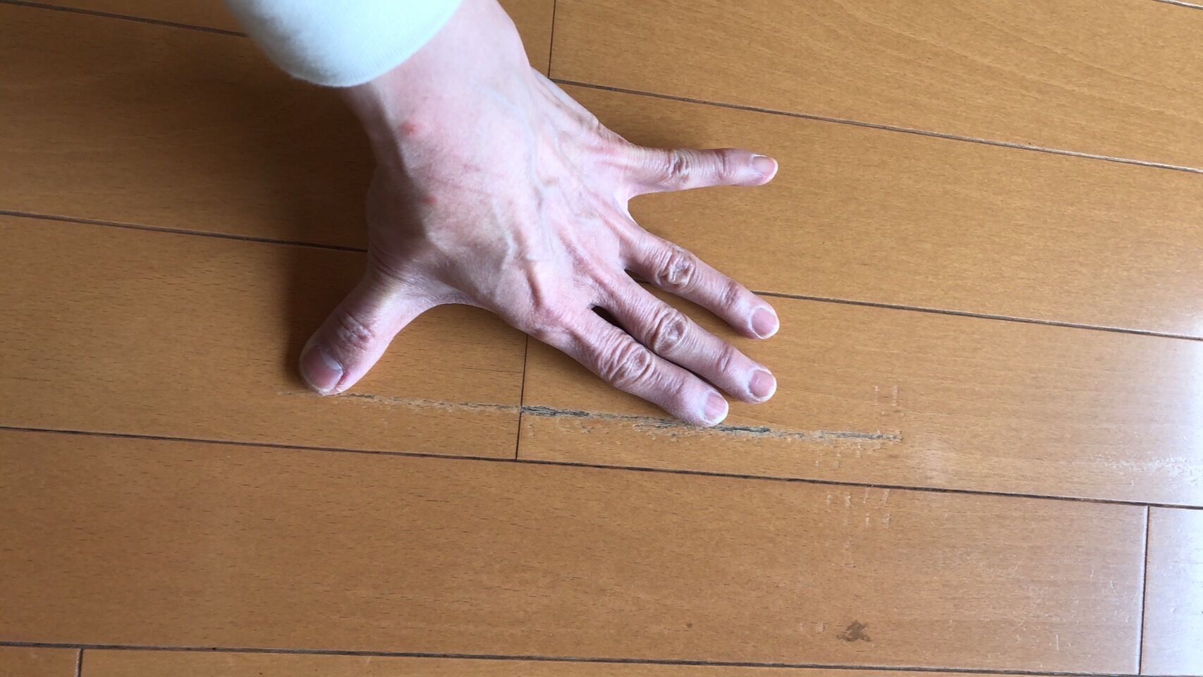 フローリングについた傷の補修はトータルリペアくさかにお任せください！札幌市、北広島市で承っております。