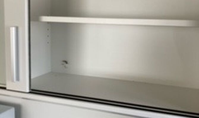 食器棚に穴が開いたらトータルリペアくさかにお任せください！札幌市、北広島市近郊で承っております。