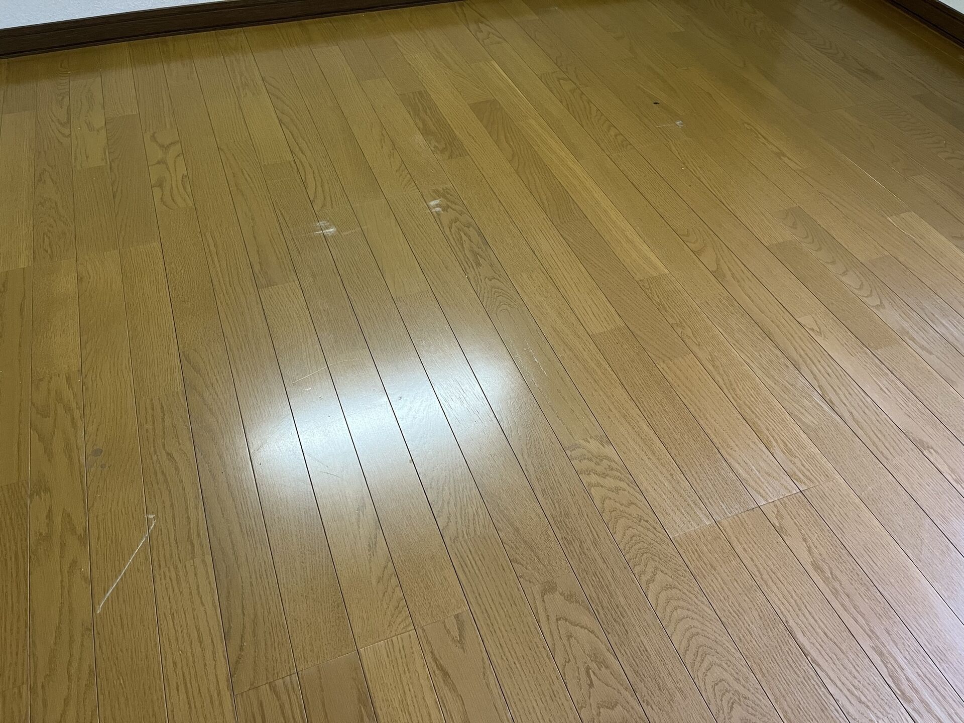 フローリングの傷補修はトータルリペアくさかにお任せください！札幌市、北広島市近郊で承っております。