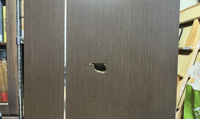 ドアに穴が開いたら補修はトータルリペアくさかにお任せください！札幌市、北広島市で承っております。