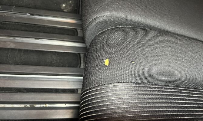 車のモケットシートの破れ補修はトータルリペアくさかにお任せください！札幌市、北広島市で承っております。
