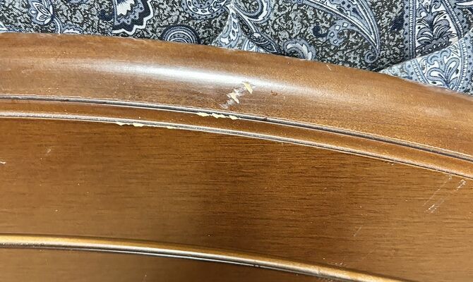 ベッドの傷の補修はトータルリペアくさかにお任せください！札幌市、北広島市近郊で承っております。