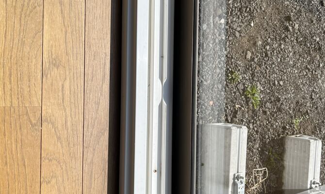 樹脂サッシの割れ、欠けの補修ならトータルリペアくさかにお任せください！札幌市、北広島市で承っております。