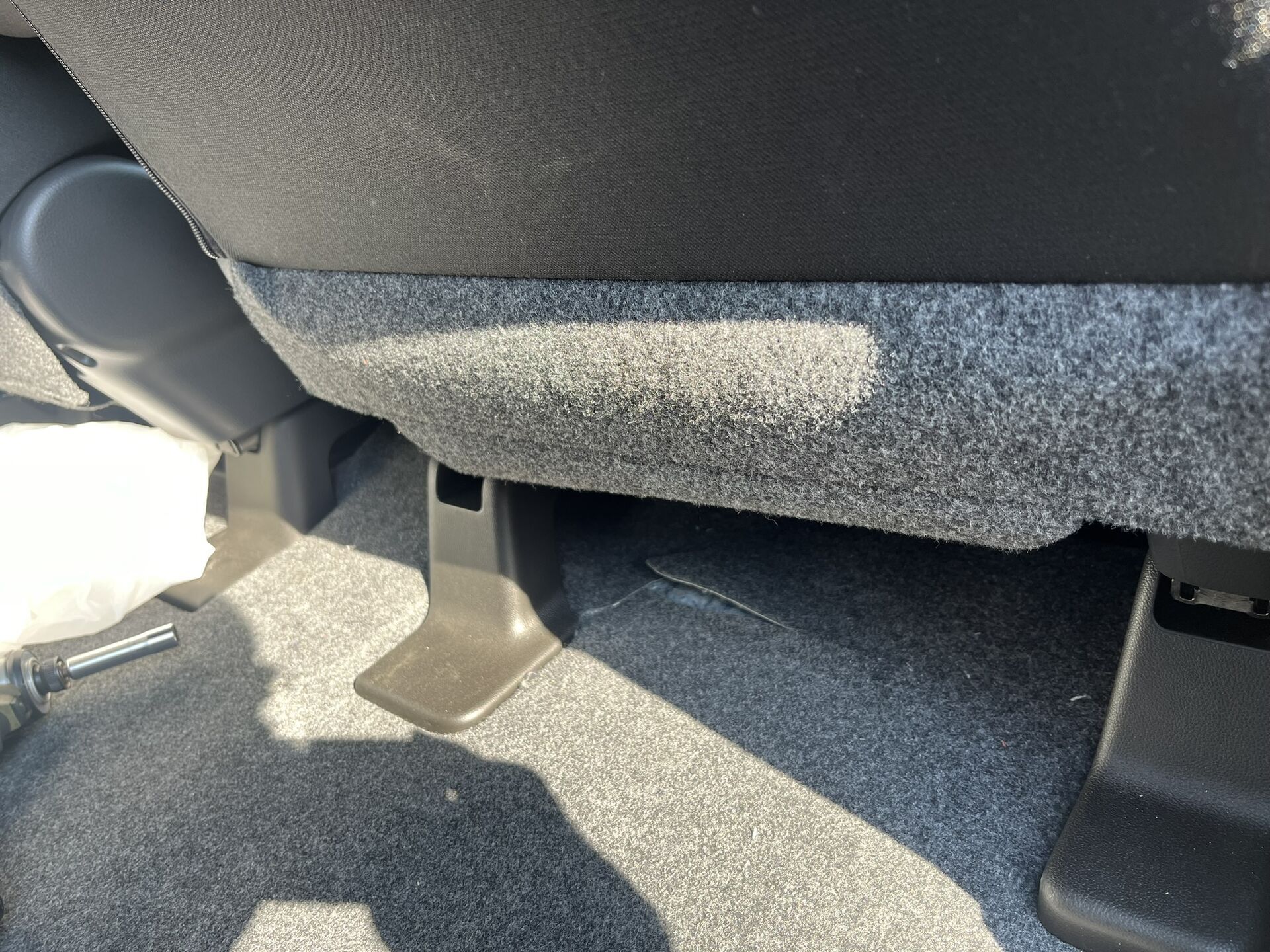 車のフロアーカーペットの破れ補修はトータルリペアくさかにお任せください！札幌市、北広島市で承っております。