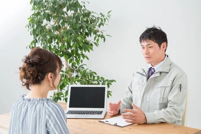 説明する男性