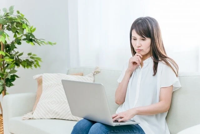 pcを見る女性