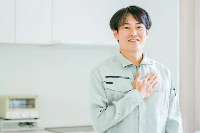 胸に手を当てる男性