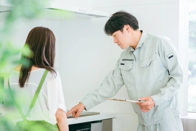 バインダーを持つ男性