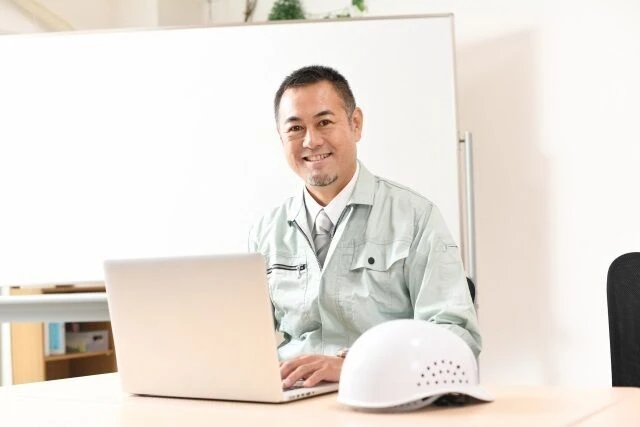 pcと笑顔の男性